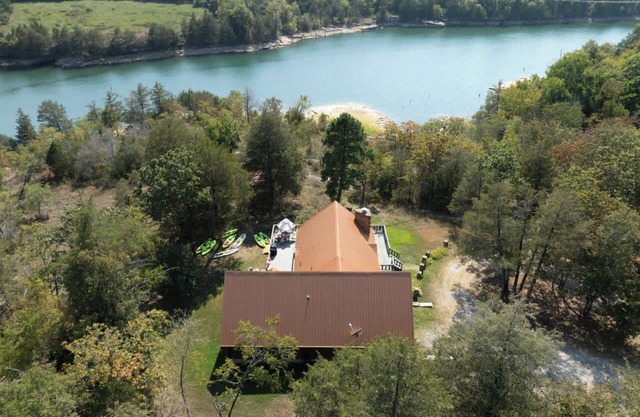 Traditional lake home, easy water access, family!