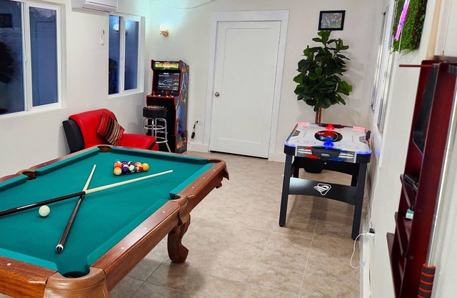 Family Largue House: Slide, Game Room & Jacuzzi