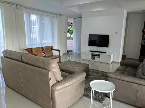Family Only Mountain View Villa - De Reiz Adya Syariah 4BR