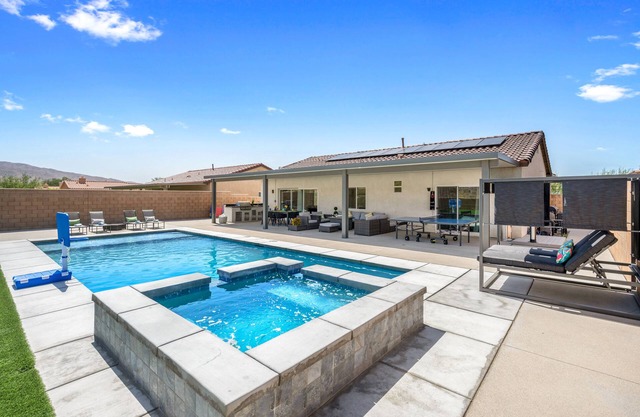 Family Paradise SaltWaterPool Spa EV Charger Game Room Fire pit Poker Table