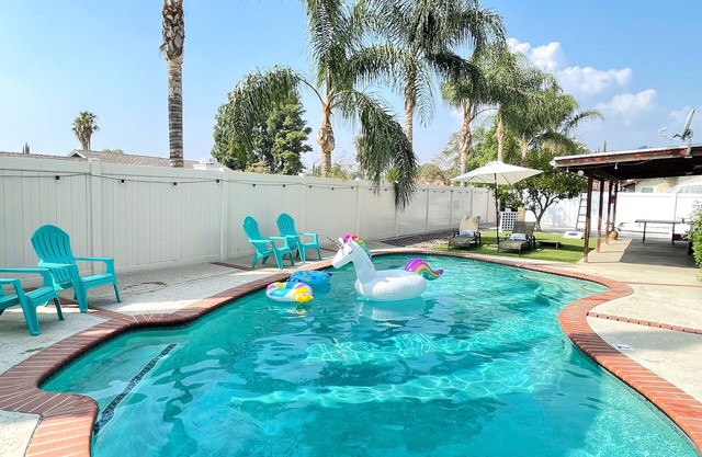 BEAUTIFUL POOL HOME☀ W/ BILLIARD TABLE/ King BED Suite/Remote Work/Sleeps 10