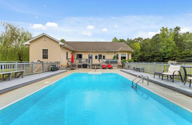 Family Poolside Oasis w/ Yard+Guest Suite 5BR/4BA