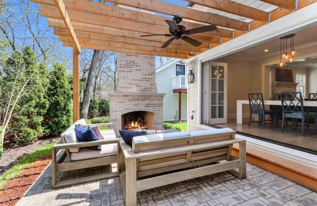 Luxurious Lake Geneva Retreat. 3 Steam Showers. Gourmet Kitchen. Kids Playzone.