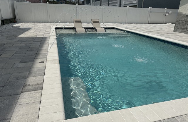 Family Ready: POOL :3BR/2BA Beach Cottage: Less than a block from Beach: WIFI