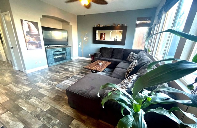 Quiet, Relaxing, Pet Friendly Home in NW- Hot Tub!
