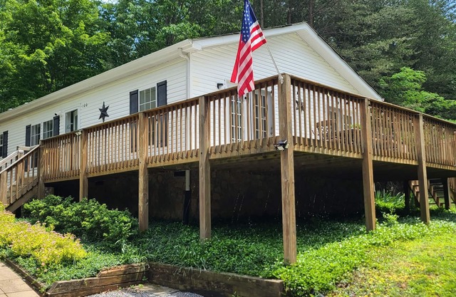 Family retreat at the Lake! Dock the boat, fish, jump, or swim from the dock.