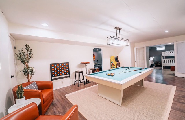 Family retreat w/ pool, fire pit & game room. Near Saugatuck, wineries & beach!