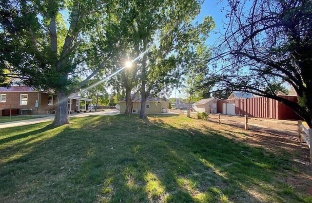 Sleeps 20+/3 houses/backyard-sauna-gym-firepit/walk to :hiking/restaurants/shops