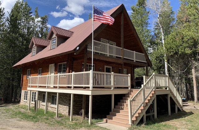 Family Reunion! Fire pit, picnic tables, Water, Hiking, 1 hr to Yellowstone!