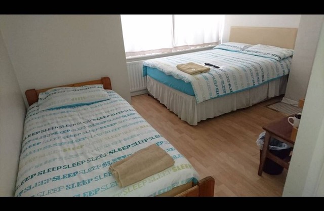 Chambre familiale pour 3 personnes avec 1 lit double et 1 lit simple Rez-de-chaussée Douche privée