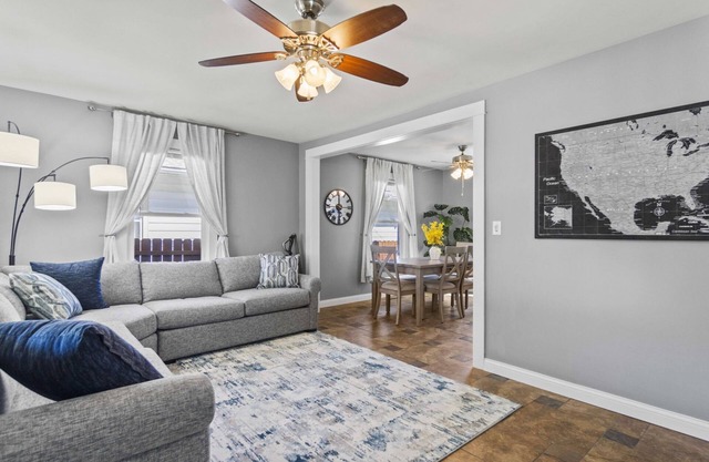 Family Sized & 2 Living Rooms!!