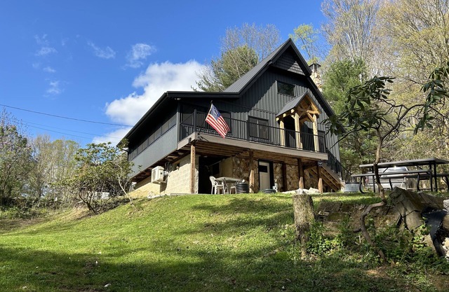 Family sized chalet on the Lakeside of Leesville Lake - pets allowed