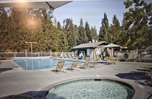Family sized Condo at Yosemite Bass Lake. Sleeps 6 with Full Kitchen. Fireplace.