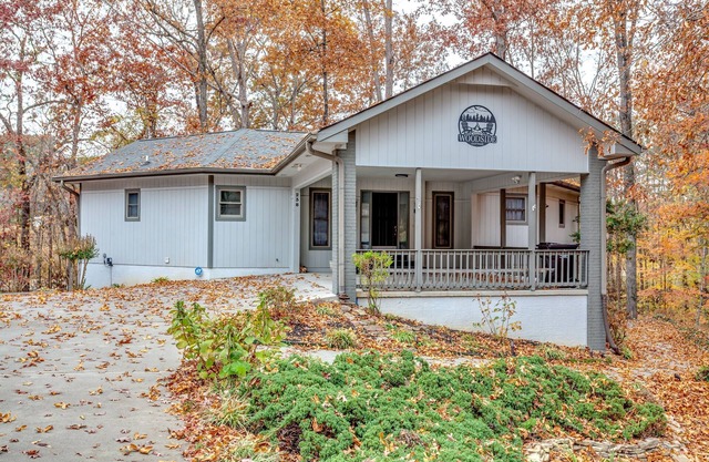 Family-sized cottage near Lake Loudon, Smoky Mountains, w/hot tub and fire pit.