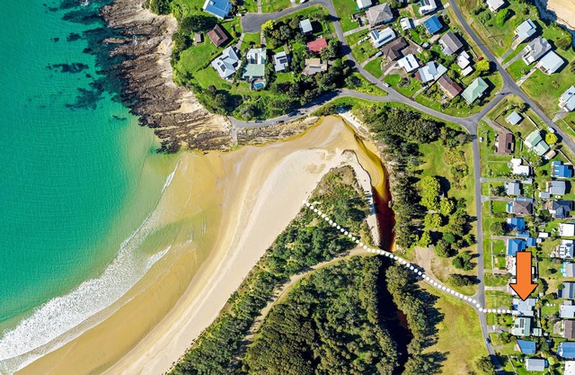 Family-sized home with large deck - 200m to the beach