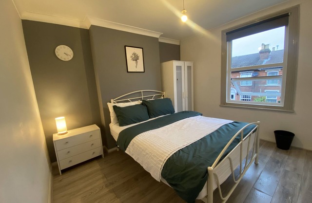 Family-sized Home Very close to city centre and the Beach! 5 minutes to the zoo!