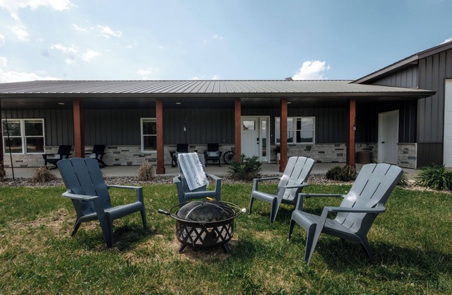 5 minutes to Guttenberg! Family-sized house with river view, game room, fire pit