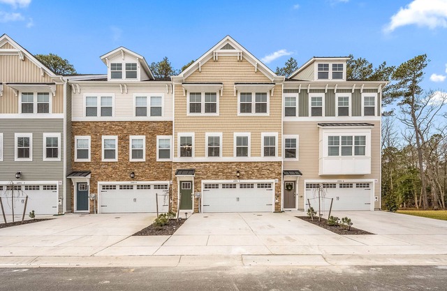 Family-sized townhome in Berlin. 8 minute drive to Assateague Island.