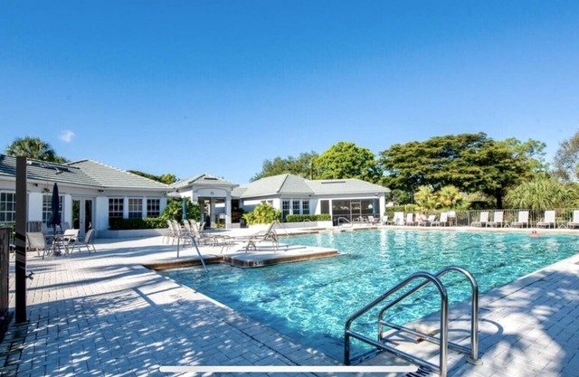 Family-sized Villa in Naples Gated Community. Minutes from the Beach!