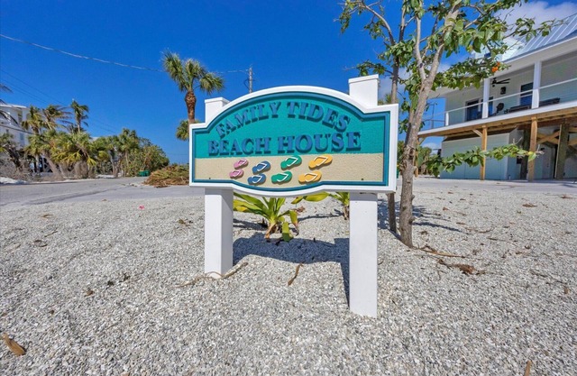 Marées familiales: piscine sur la plage et quai ... Cette maison de plage de 4 chambres a tout!
