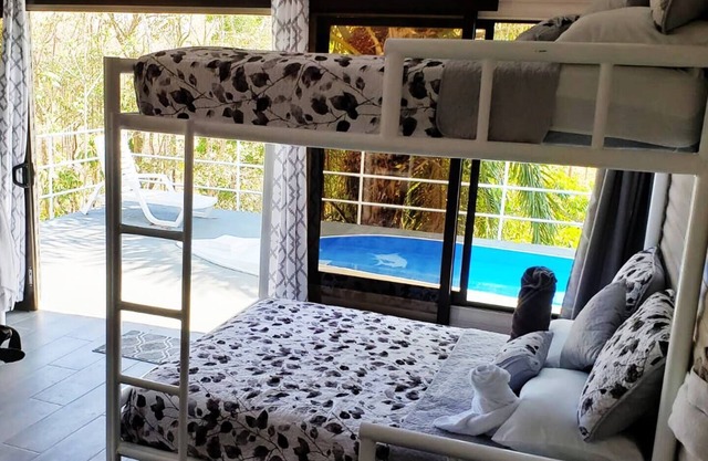 Nouveau! Tarzan Family Treehouse! Jacuzzi, WIFI rapide, AC!❤️