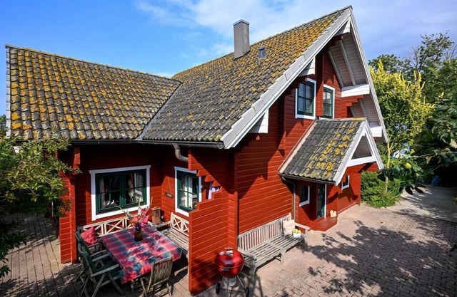 Family vacation in a cozy Swedish house with a spacious garden near the beach