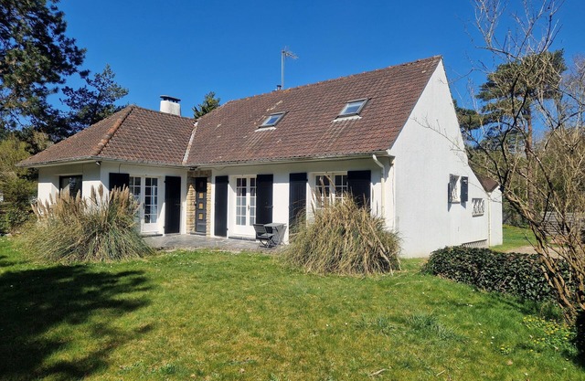 Family villa sleeps 11. 10 mn walk to the beach. Ideal for families