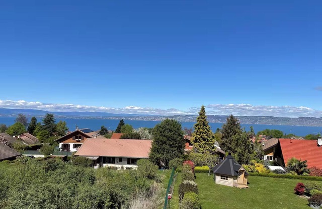 Family villa between lake and mountains