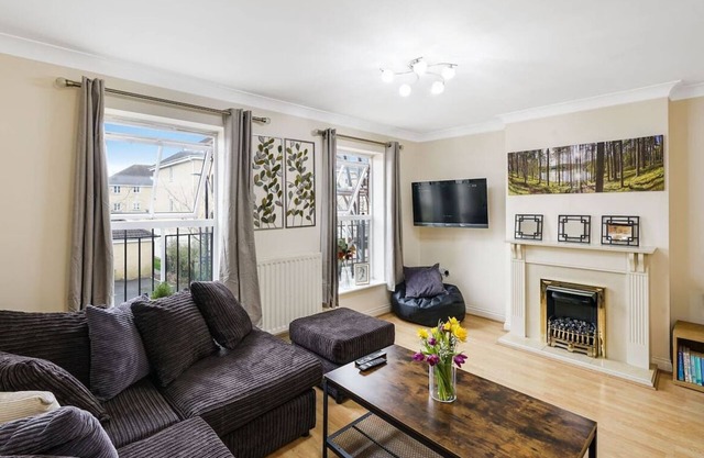 Family & Work stays w/ 2x Ensuite & Prv Parking 1+