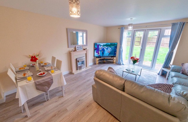 Corby - 3 Bedrooms - Sleeps 5 - Free Parking