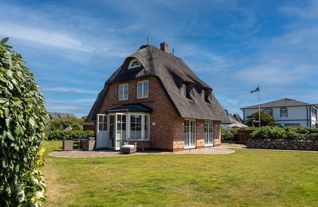Fantastic thatched beach house with 6 rooms on approx. 200 m², for up to 6 people.