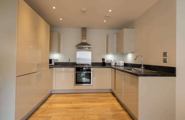 Fantastic 1 Bed Apartment in Crawley