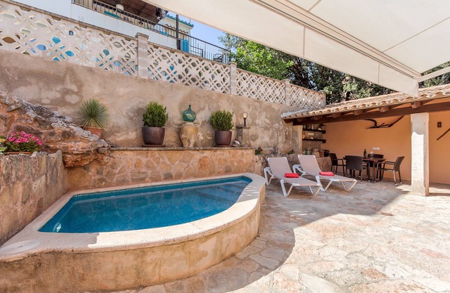 Appartement au 1 er étage avec piscine privée dans le calme, belles plages de Cala.
