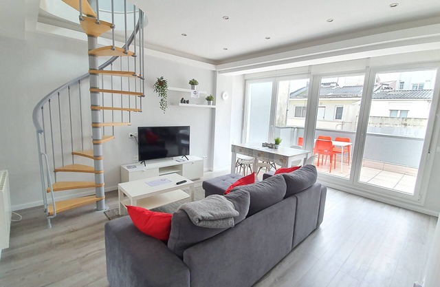 Fantastique duplex de 3 chambres avec terrasse. Wifi inclus. Smart TV