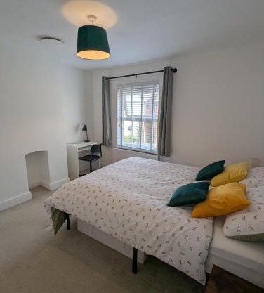 Fantastic 3-Bedroom House in Crawley - Near Gatwick