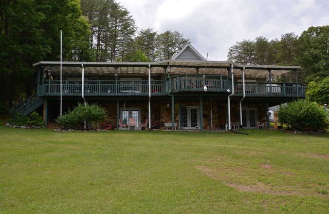 Fantastique 5 chambres, 3 salles de bain complètes, magnifique terrain! Gazebo, Boat House, rampe privée