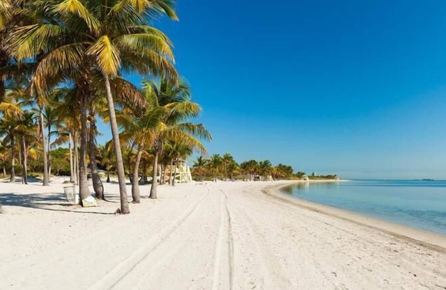 FANTASTIC 2BR / 2BA EN KEY BISCAYNE, ÉTAPES DE LA PLAGE, PISCINE, PARKING, CUISINE