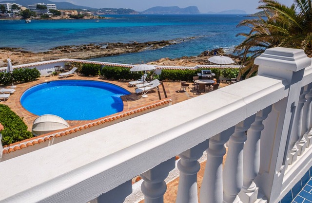 Fantastique appartement au bord de la mer avec climatisation, Wi-Fi, piscine et terrasse.