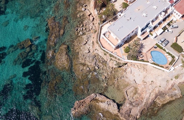 Fantastique appartement au bord de la mer avec climatisation, Wi-Fi, piscine et terrasse.