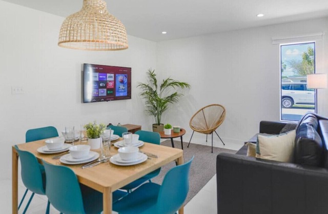 ★Fantastic Brand New Duplex 3 BR/2 Bathrooms★