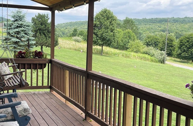 Cozy Cabin w/King Bed, Mountain views, Fast Wifi, Full Kitchen, Veteran Owned