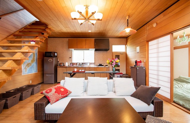 Chambre spacieuse et confortable avec une belle plage très proche.Peut accueillir jusqu'à 6 personnes.