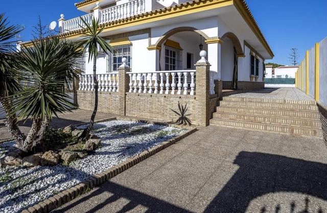 Fantastic house in Matalascañas with 2 floors, 3 bedrooms, large outdoor area