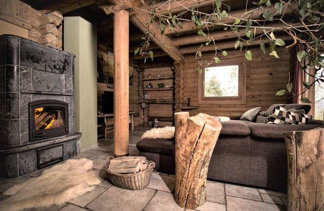 Situé cabane en rondins fantastique au milieu des montagnes des montagnes de Zittau