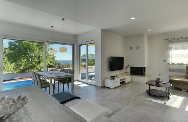 Fantastique villa neuve avec piscine privée, climatisation, WLAN, sauna et belle vue sur la mer.