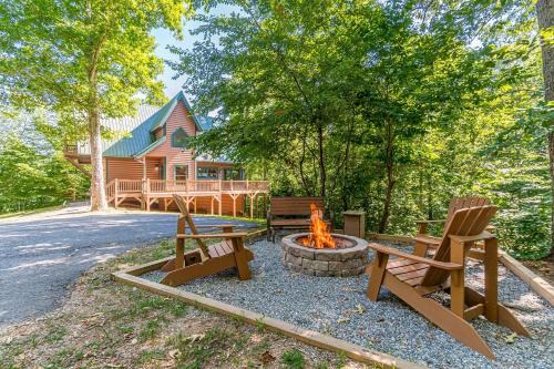 Fantastic Pet Friendly Cabin with Hot-tub and Barbecue in Cleveland, Georgia