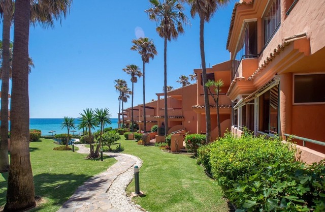 Vues fantastiques sur la mer. 2 piscines. 3 m de la plage peut offrir seulement 375 € par semaine