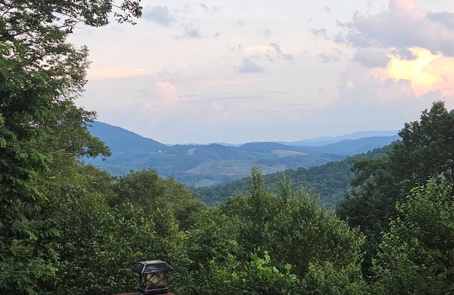 Belle maison avec vue sur la montagne et tout le besoin! Proche de tout.