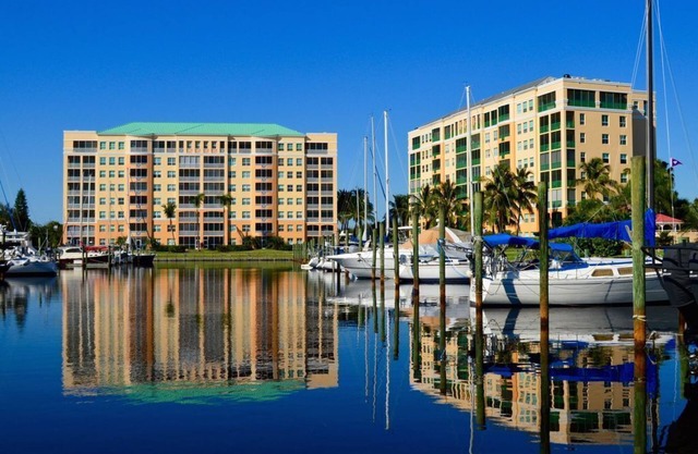 Vues fantastiques sur la Marina Burnt Store à Harbour Towers!