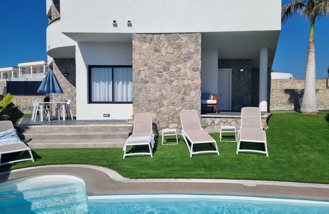 SUPERBE VILLA AVEC PISCINE PRIVEE . Les vues sont spectaculaires